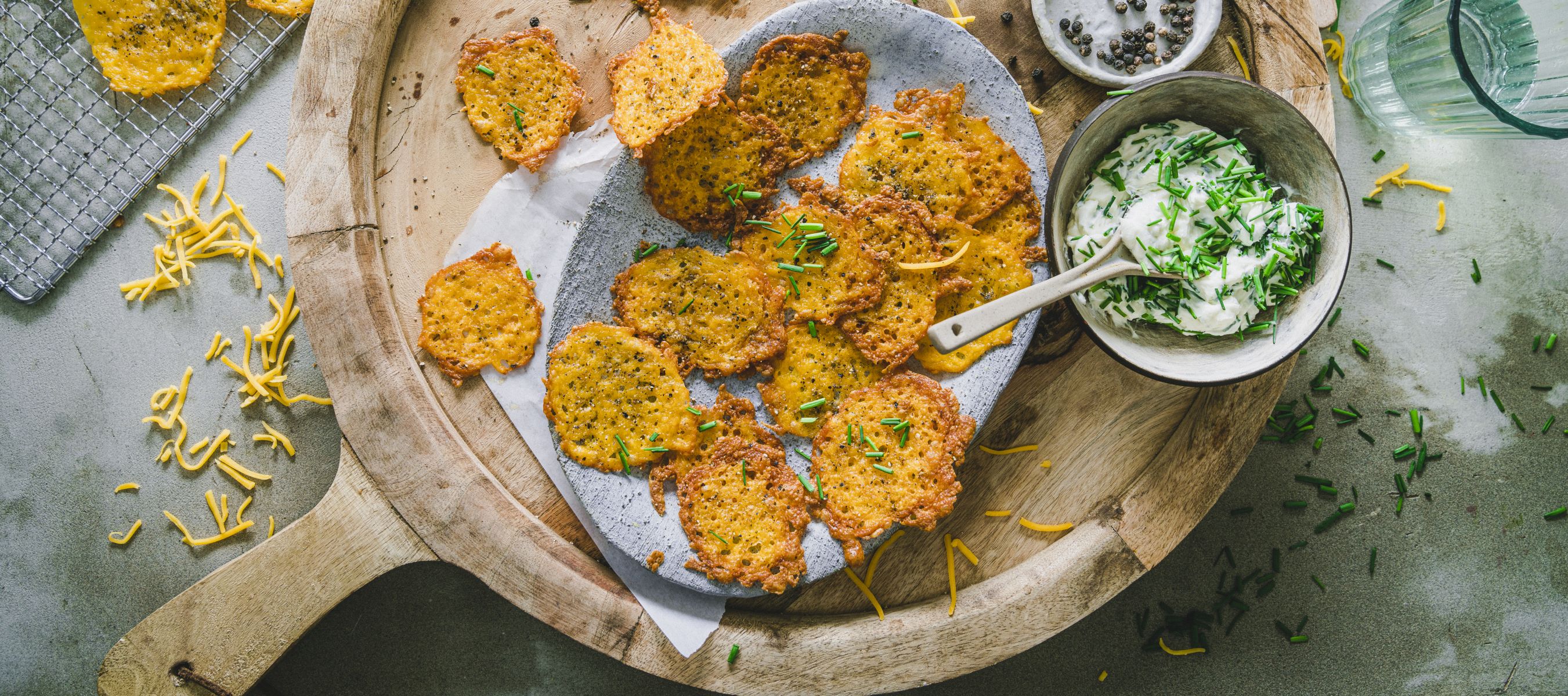 Cheddar Chips mit schwarzem Pfeffer und Schnittlauch Dip Rezept einfach ...