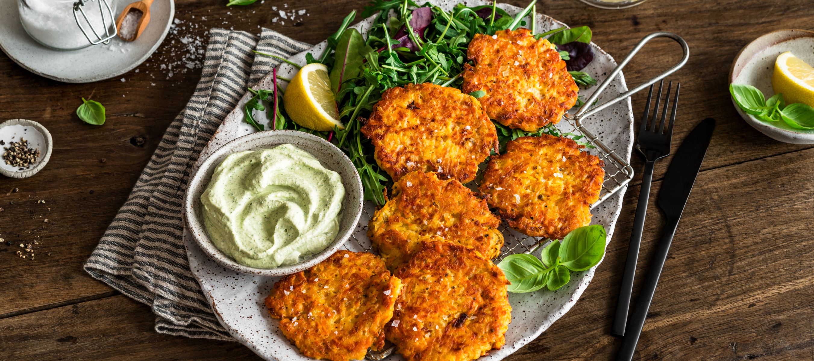 Karottenpuffer mit Kräuterdip Rezept einfach zubereitet - Kerrygold