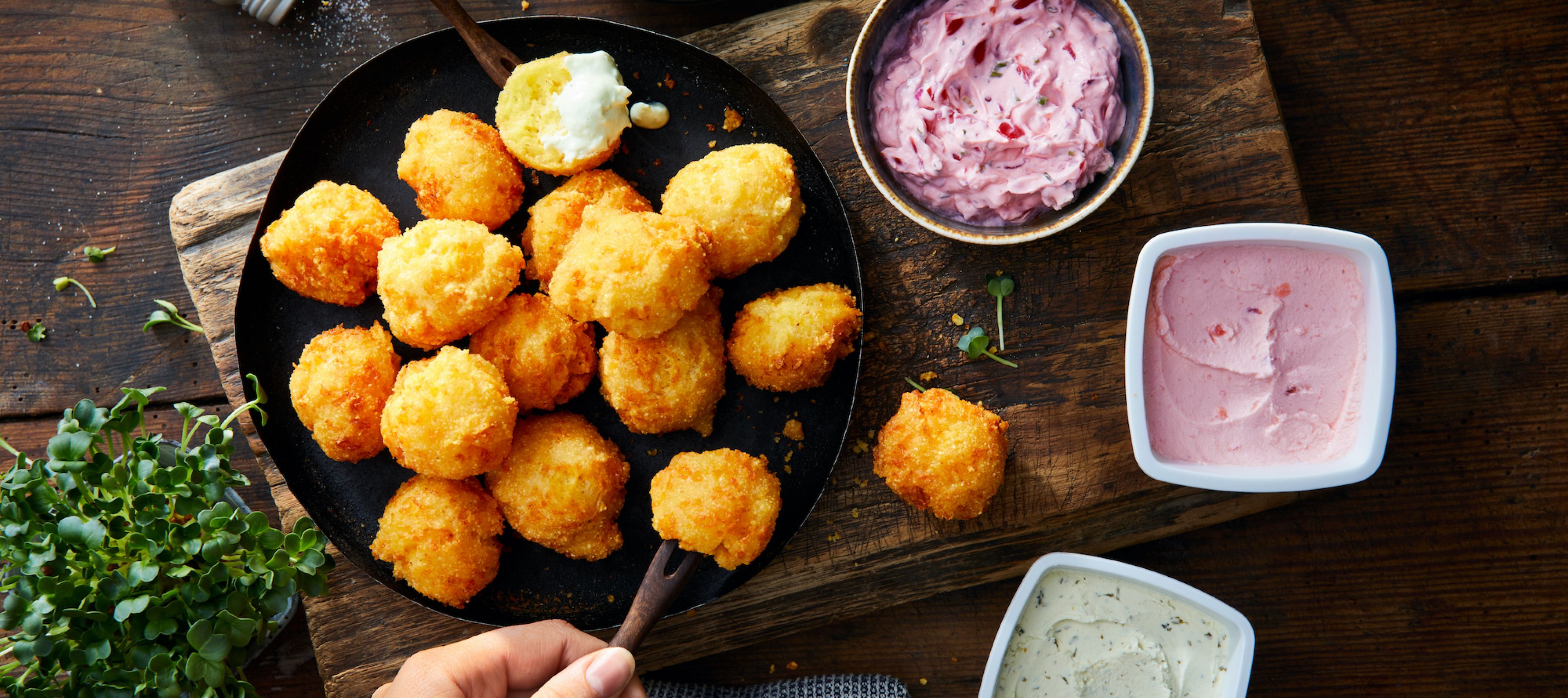 Knusprige Maisbällchen mit zweierlei Dips Rezept einfach zubereitet ...